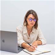 Professoressa di Latino, Greco e Italiano con anni di esperienza offre ripetizioni.